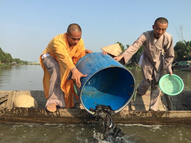 Thay Quy (trai) phong sanh thuy  san.jpg