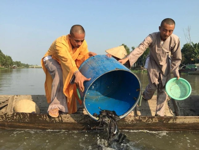 Thay Quy (trai) phong sanh thuy  san.jpg