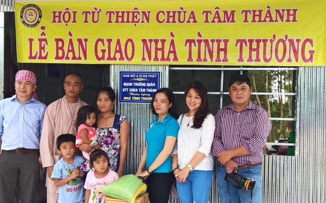 Qc trao nha tinh thuong va qua cho  ho ngheo (1).jpg