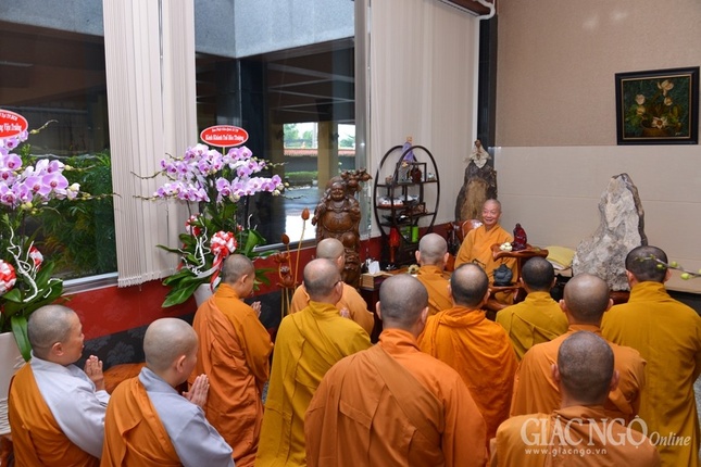 Thành ủy, BTS và các Ban, Viện khánh tuế HT.Thích Trí Quảng ảnh 9 BTN_0012.jpg