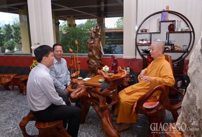 Thành ủy, BTS và các Ban, Viện khánh tuế HT.Thích Trí Quảng ảnh 3 BTN_0023.jpg