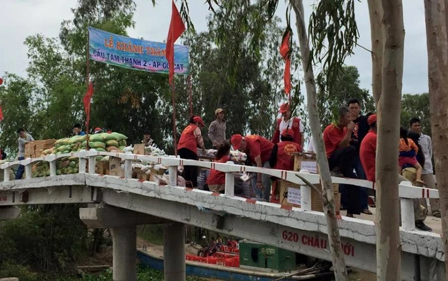 Canh cau Tam Thanh 2 ap Go Cat   chuan bi khanh thanh.jpg