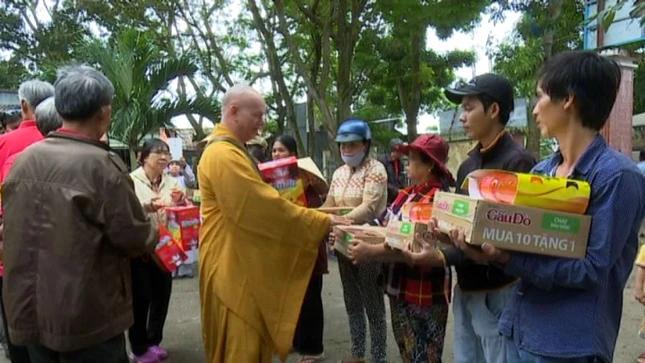 Trao qua cho ho ngheo.jpg