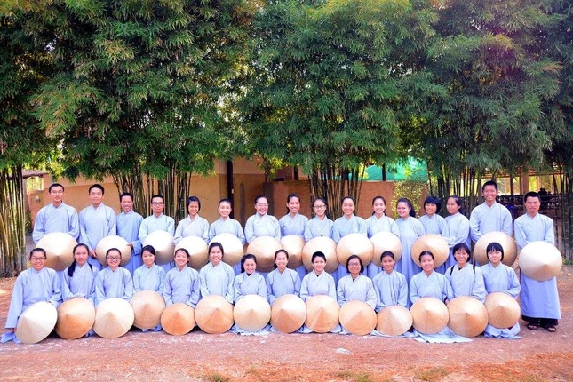 Chùm ảnh: Trang nghiêm lễ xuất gia tại Làng Mai ảnh 10 10lm.jpg