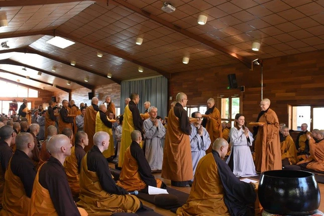 Chùm ảnh: Trang nghiêm lễ xuất gia tại Làng Mai ảnh 12 12lm1.jpg