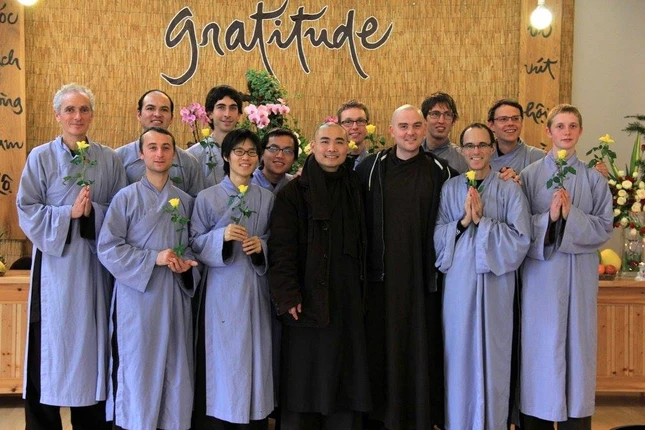 Chùm ảnh: Trang nghiêm lễ xuất gia tại Làng Mai ảnh 18 18lm.jpg