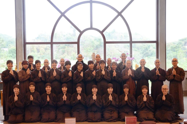 Chùm ảnh: Trang nghiêm lễ xuất gia tại Làng Mai ảnh 22 23lm.jpg