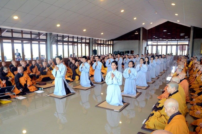 Chùm ảnh: Trang nghiêm lễ xuất gia tại Làng Mai ảnh 3 3lm.jpg