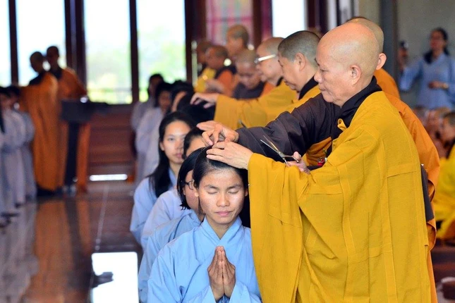 Chùm ảnh: Trang nghiêm lễ xuất gia tại Làng Mai ảnh 5 5lm.jpg