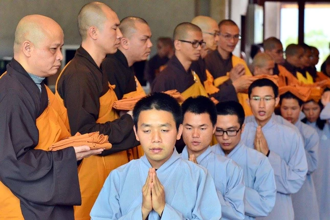 Chùm ảnh: Trang nghiêm lễ xuất gia tại Làng Mai ảnh 6 6lm.jpg