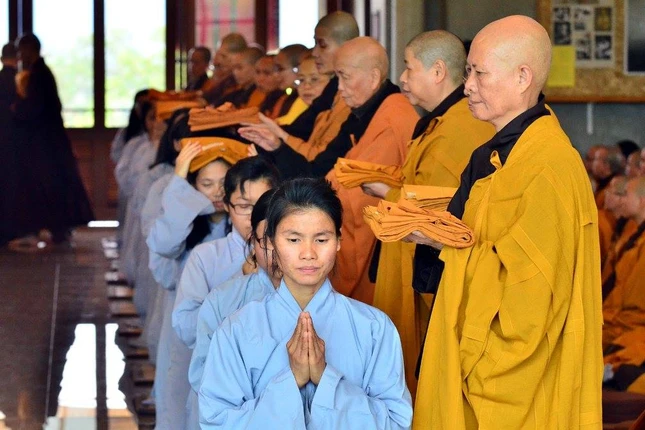 Chùm ảnh: Trang nghiêm lễ xuất gia tại Làng Mai ảnh 7 7lm.jpg