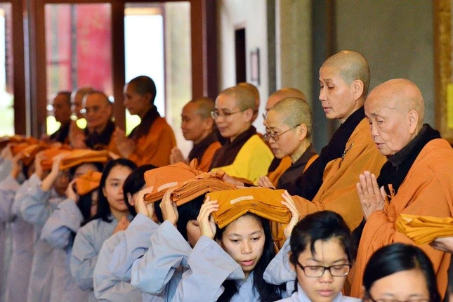 Chùm ảnh: Trang nghiêm lễ xuất gia tại Làng Mai ảnh 8 8lm.jpg