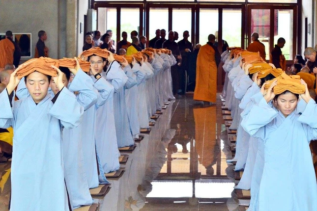 Chùm ảnh: Trang nghiêm lễ xuất gia tại Làng Mai ảnh 9 9lm.jpg