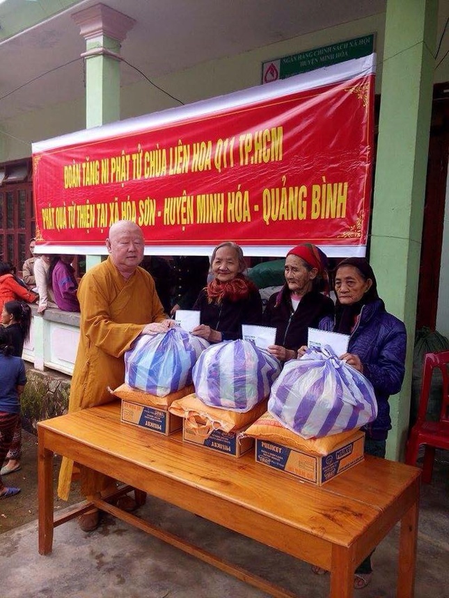 TT.Duy Tran tang qua.jpg