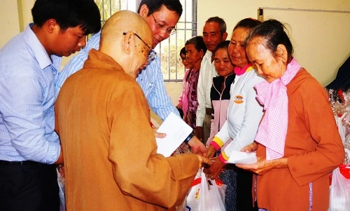 HT.Thích Thiện Tánh tặng quà Tết tại H.Củ Chi ảnh 1 DSC09353_454614213.jpg