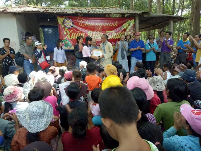 Trao qua Tet cho dan ngheo tinh Tay  Ninh.jpg