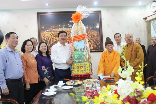 Bí thư Đinh La Thăng chúc Tết đến chư tôn đức ảnh 1 1th.jpg