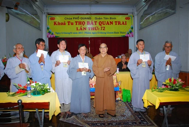 5- HT. Thích Thiện Tánh trao chứng nhận tu học.jpg