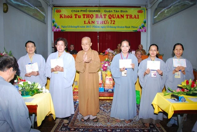 6- HT. Thích Tịnh Hạnh trao chứng nhận tu học.jpg