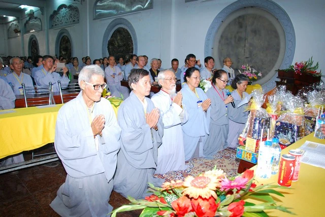 7- Phật tử dâng lời cảm niệm.jpg