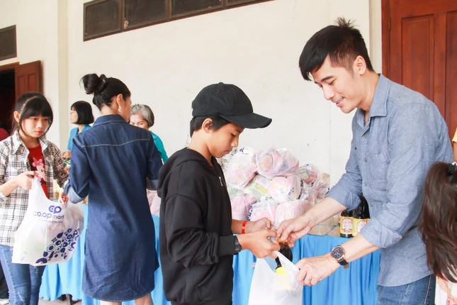 Nghệ sĩ TP.HCM và GĐPT Đà Nẵng tặng quà Tết ảnh 2 nghesi.JPG