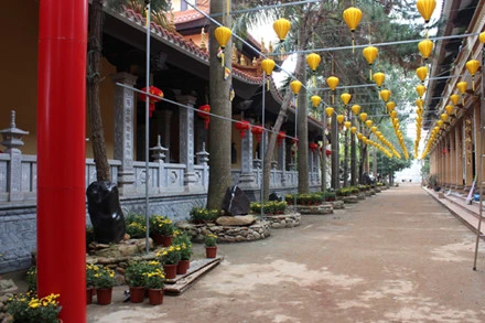 Đèn lồng được trang trí khắp các lối đi trong chùa.