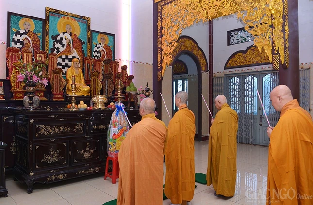 Đảnh lễ nhị vị Đại lão HT.Thích Trí Đức, Thích Trí Tịnh ảnh 1 Vieng Bao Thap (1).jpg