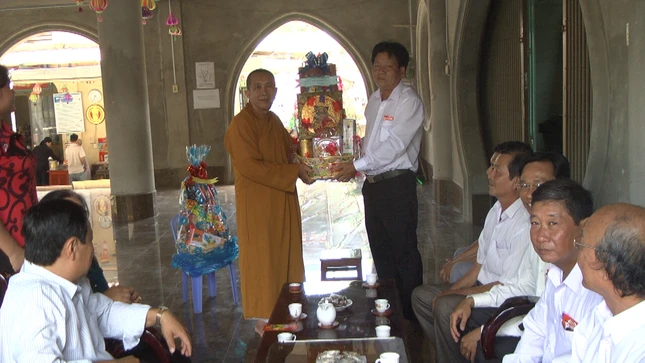 Lanh dao Huyen uy huyen Tam Nong  tang qua Tet Chua Phat Quang xa An Long.jpg