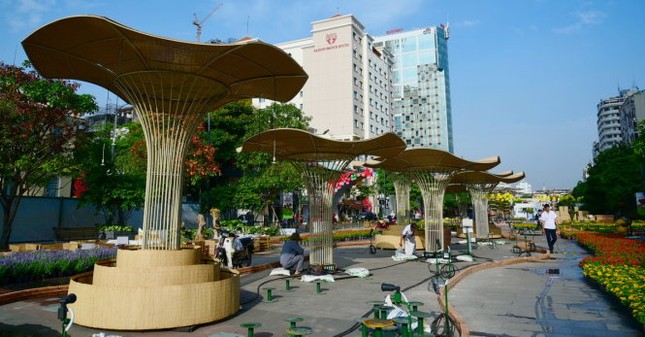 Những lá sen nhân tạo khổng lồ đang trong giai đoạn hoàn tất - Ảnh: HỮU THUẬN Ngắm đường hoa Nguyễn Huệ Tết Đinh Dậu 2017 trước khai mạc