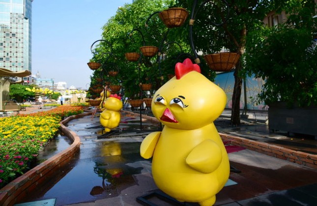 Những chú gà được trang trí dọc đường hoa - Ảnh: HỮU THUẬN Ngắm đường hoa Nguyễn Huệ Tết Đinh Dậu 2017 trước khai mạc