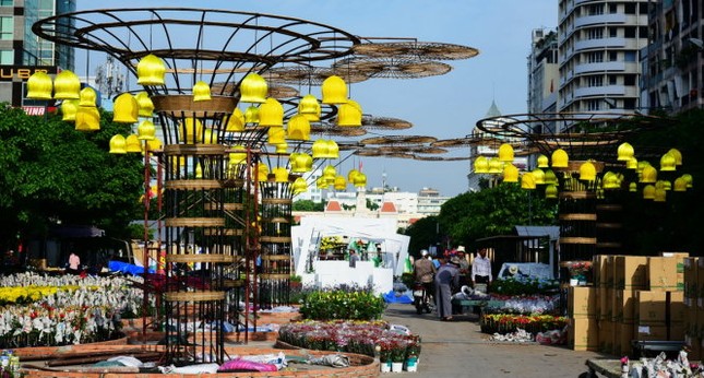 Trang trí đèn, hoa trên những trụ tháp lớn - Ảnh: HỮU THUẬN Ngắm đường hoa Nguyễn Huệ Tết Đinh Dậu 2017 trước khai mạc