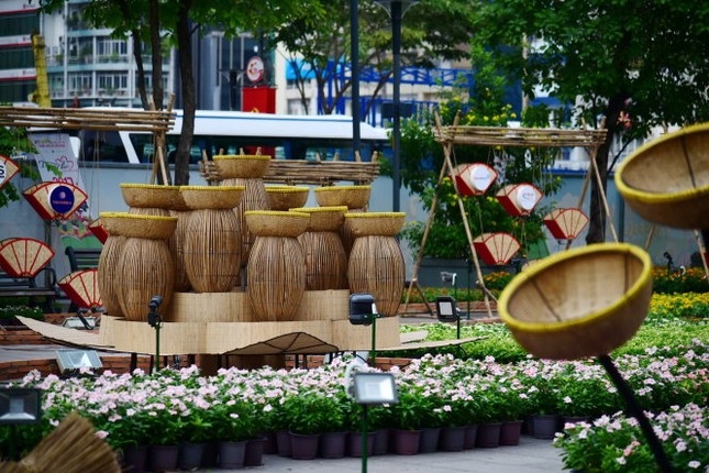 Nhiều tiểu cảnh được trang trí bằng vật liệu thủ công - Ảnh: HỮU THUẬN Ngắm đường hoa Nguyễn Huệ Tết Đinh Dậu 2017 trước khai mạc