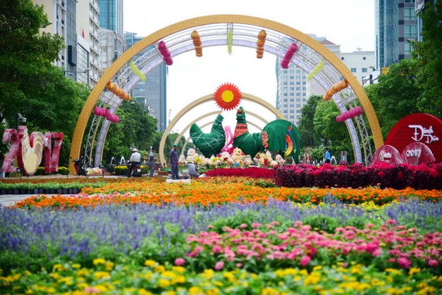 Biểu tượng linh vật của năm Đinh Dậu được đặt ở vị trí trung tâm là chú gà trống cao 3.5m - Ảnh: HỮU THUẬN Ngắm đường hoa Nguyễn Huệ Tết Đinh Dậu 2017 trước khai mạc