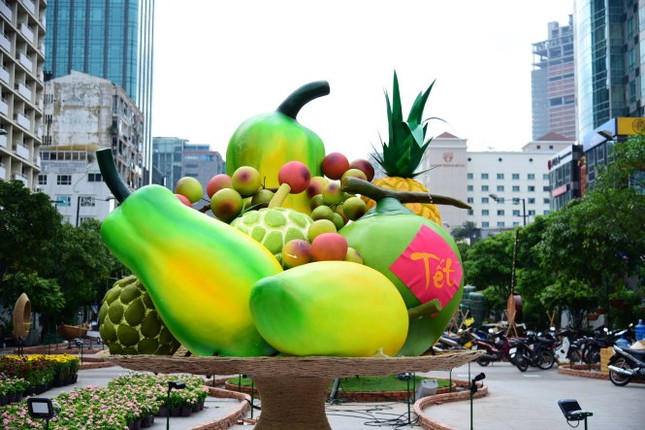 Mâm ngũ quả khổng lồ nổi bật giữa đường hoa - Ảnh: HỮU THUẬN Ngắm đường hoa Nguyễn Huệ Tết Đinh Dậu 2017 trước khai mạc