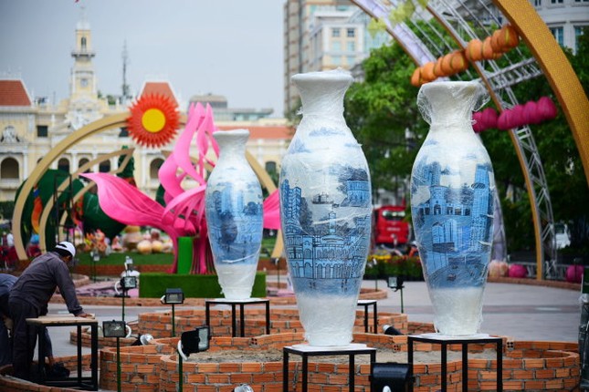 Những chiếc lọ lộc bình đẹp mắt đã được lắp đặt - Ảnh: HỮU THUẬN Ngắm đường hoa Nguyễn Huệ Tết Đinh Dậu 2017 trước khai mạc