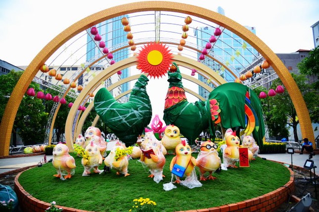 Cặp gà trống mái và đàn gà con tượng trưng cho sự ấm no, sum vầy trong năm mới - Ảnh: HỮU THUẬN Ngắm đường hoa Nguyễn Huệ Tết Đinh Dậu 2017 trước khai mạc
