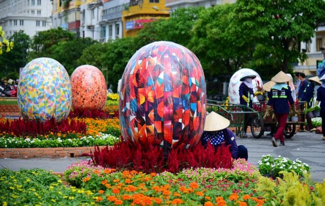 Những trái trứng trang trí tại đường hoa Nguyễn Huệ tượng trưng cho sự no đủ, hạnh phúc - Ảnh: HỮU THUẬN Ngắm đường hoa Nguyễn Huệ Tết Đinh Dậu 2017 trước khai mạc