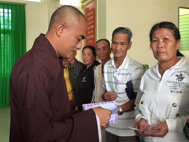DD Thich Thien Quy trao qua Tet cho  ho ngheo.jpg