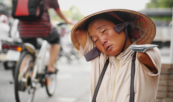 Hình ảnh chị bán vé số mù trong suy nghĩ ngày cuối năm ảnh 1 aminh hoa.jpg