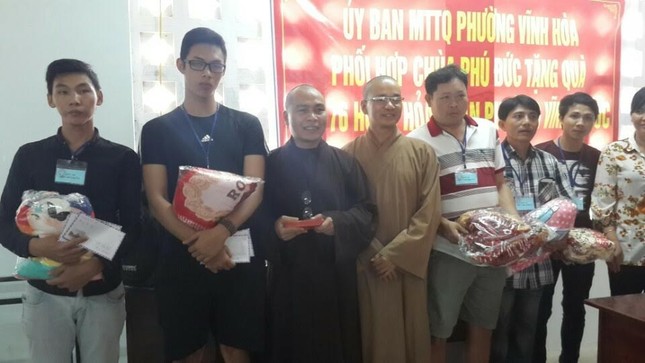 Phật giáo Khánh Hòa hỗ trợ nhà dân bị hỏa hoạn ăn tết ảnh 1 tribuu.jpg