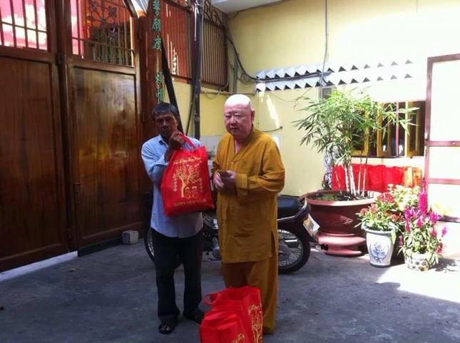 TT.Duy Tran tang qua Tet.jpg