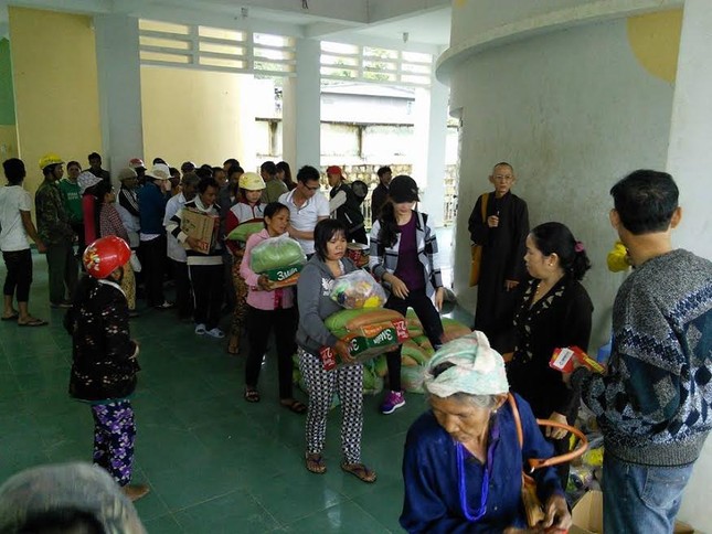 Trao nhiều phần quà Tết tới đồng bào nghèo ảnh 4 a tribuu.jpg