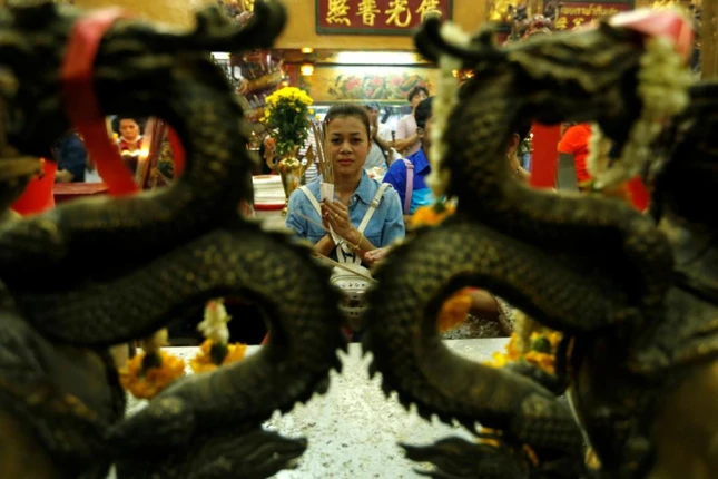 Người dân Thái Lan đến chùa thắp nén nhang trong ngày đầu năm mới.