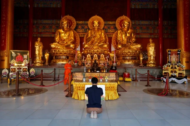 Đi lễ chùa đầu năm là một phong tục truyền thống của người dân châu Á.