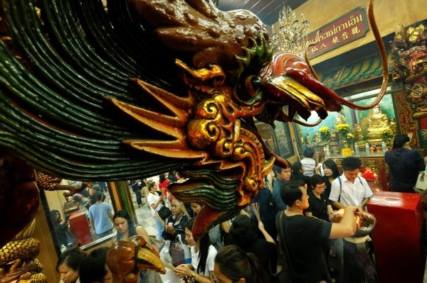 Khung cảnh người dân cầu nguyện và khấn bái tấp nập trong đêm giao thừa ở Bangkok, Thái Lan.