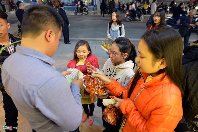 Người Hà Nội đi chùa, mua muối may mắn đầu năm ảnh 11 di_chua_zing_1_jpg.jpg