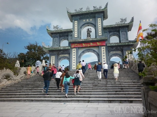 Đà Nẵng: Du khách nô nức viếng chùa đầu năm ảnh 4 viengchua4.JPG