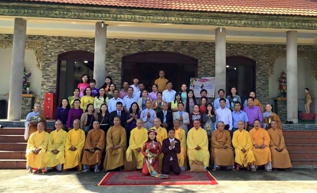 Sau khi trao tien ung ho hoi tu  thien chua Tam Thanh hai chau chup anh luu niem.jpg