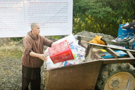 Vi 'Lac troi', ngoi chua noi tieng bi gioi tre 'hanh' toi boi hoa la - Anh 14