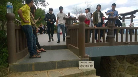 Vi 'Lac troi', ngoi chua noi tieng bi gioi tre 'hanh' toi boi hoa la - Anh 3